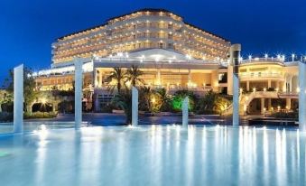 Level Luxury Suites