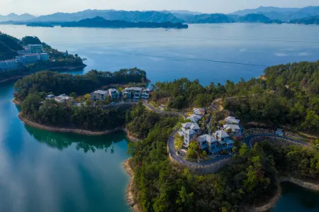 Bright Holiday Village Отели рядом с достопримечательностью «Hubin Park»