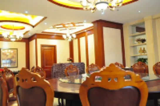 โรงแรมฮอลิเดย์ จินรุ่น