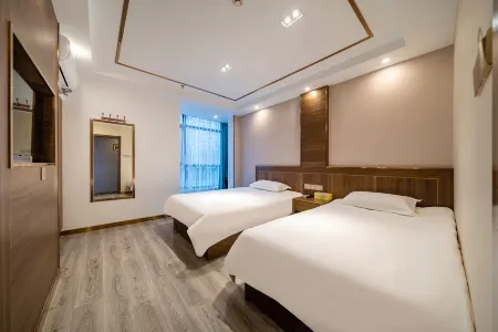 Ruo Bi Lin Hotel（Shanghai Lujiazui Century Avenue Metro Station Hotel） Отели рядом с достопримечательностью «Shanghai Taiqing Palace»