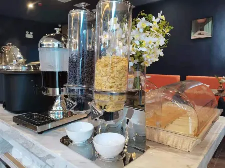 LanOuShangPin Hotel (Yongxiu County Government People's Hospital) Отели рядом с достопримечательностью «bai lian hu shi di gong yuan»