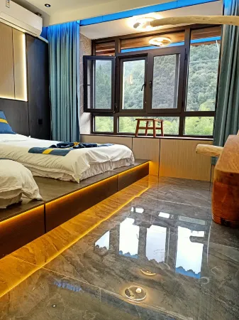 Julongge Отели рядом с достопримечательностью «Shiwei Peak»