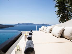 Porto Fira Suites