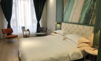 Qujing Blue Sea Light Luxury Hotel
