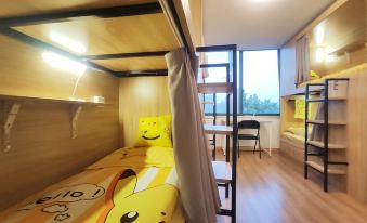 Pikachu Temperature Youth Hostel (Nanjing Zhushan Road Subway Station)