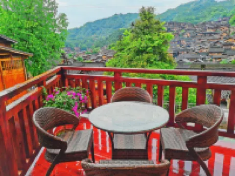 Huayiyuan Panoramic Homestay (Xijiang Qianhu Miaozhai Observation Deck)
