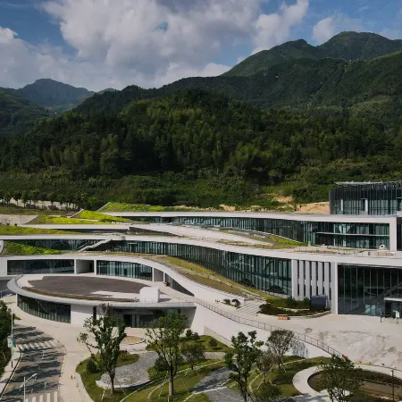 Cloud and straw meet the building block hotel