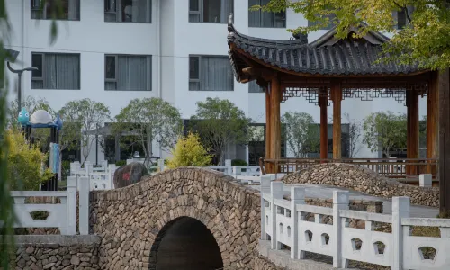 Rongyue Xianju  16 Rooms On the Weir
