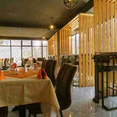 Sun Bar Plus Kitchen and Fully Furnished Apartments Dining/Meeting Rooms