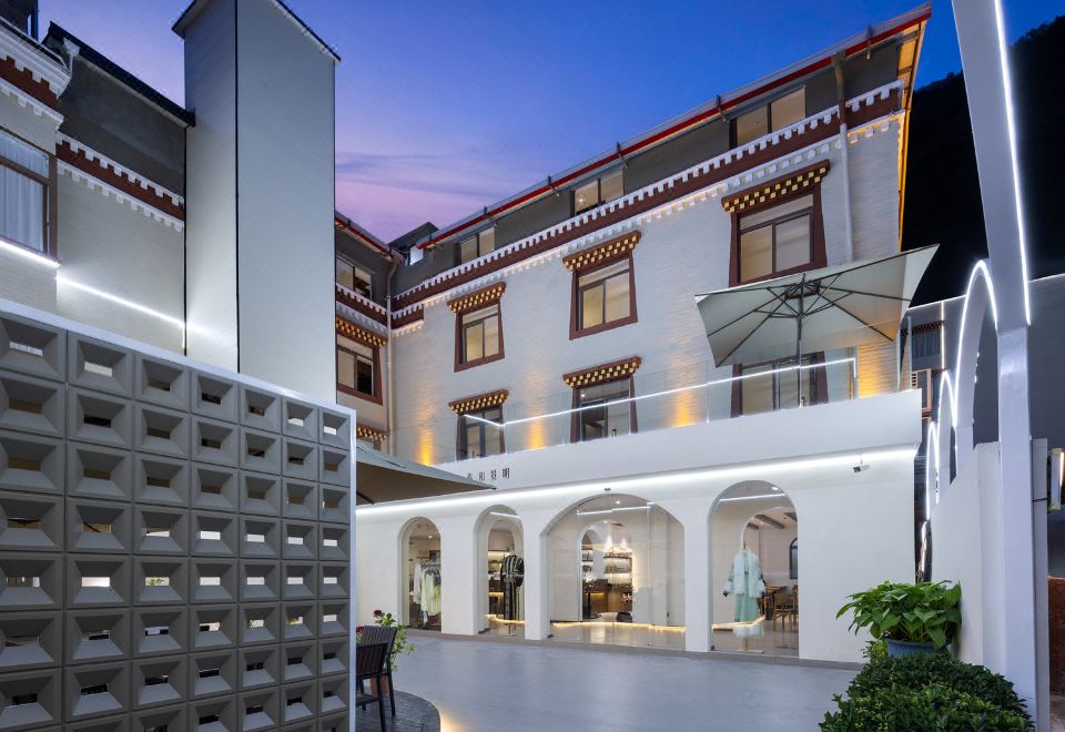 2. 반 라투 호텔..