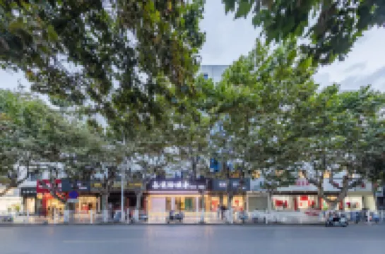 悅泊·歡舍設計師アートホテル(大理高速鉄道駅泰業国際広場) ウォルマート周辺のホテル