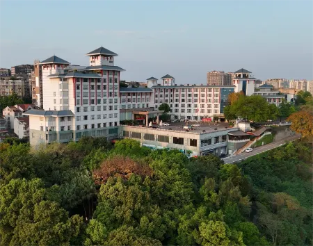Luzhou Nanyuan Hotel Отели рядом с достопримечательностью «Zhangba Guiyuan Forest»