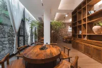 Luanchuan Shiye Homestay - Pools