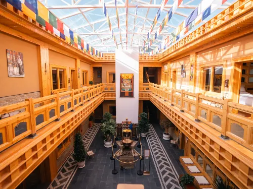 Xiahe Yanglacang Homestay - parking