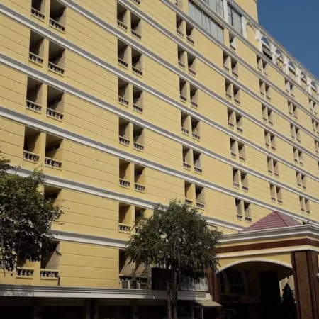 Niran Grand Hotel Отели рядом с достопримечательностью «Станция Удом Сук»