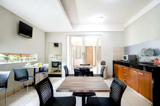 LeGreen Suite Tondano Jakarta Отели рядом с достопримечательностью «Бунг Карно»