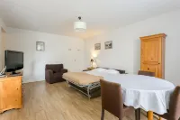 Résidence Hôtel les Joséphines Hotels near Malmaison Castle