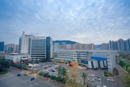 Guangyuan International Hotel Отели рядом с достопримечательностью «Guangyuan Wetland Park»