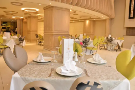 Oum Palace Hotel & Spa Отели в г. Касабланка