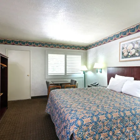 Travelodge by Wyndham Long Beach Convention Center