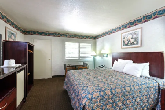 Travelodge by Wyndham Long Beach Convention Center