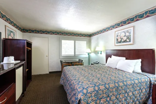 Travelodge by Wyndham Long Beach Convention Center