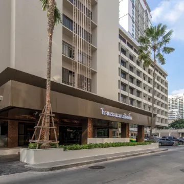 Manhattan Hotel Bangkok Отели рядом с достопримечательностью «Торговый центр Terminal 21»
