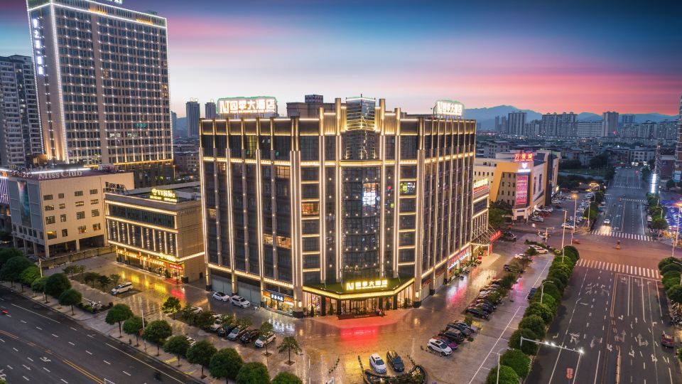 Four Seasons Hotel (Baise Dream Island Shopping Plaza)