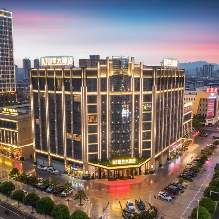 Four Seasons Hotel (Baise Dream Island Shopping Plaza)