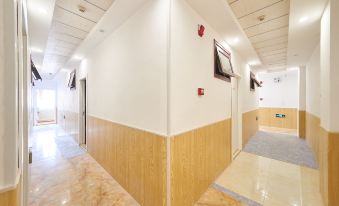 Baoshuo Hotel (Qingdao Beer Street Guangrao Road Subway Station)