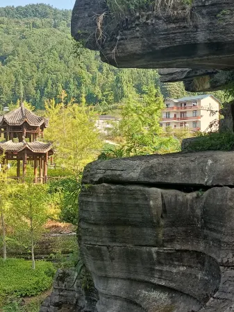 Enshi Huamanlou Homestay Отели рядом с достопримечательностью «Enshi Suobuya Stone Forest Scenic Area»