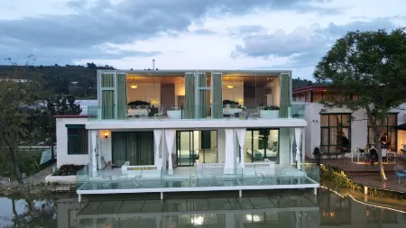 Luye Swan Lake Holiday Accommodation