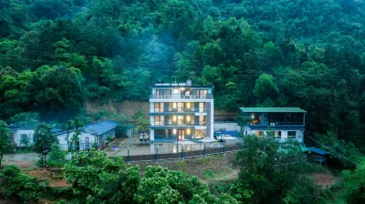 Half-Mountain Listening to the Rain Homestay