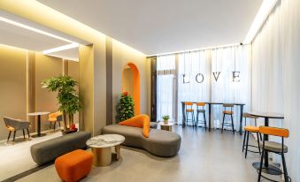 Magic House Smart Hotel (Shanghai Xingzhi Road Subway Station Hutai Road Branch)