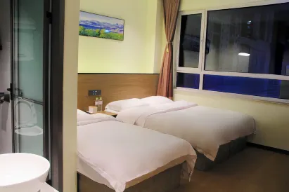 Wanno Yuehai Hotel (Qingdao North Railway Station Cang'an Road Subway Station)