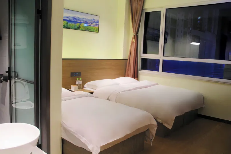Wanno Yuehai Hotel (Qingdao North Railway Station Cang'an Road Subway Station)