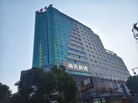 Xiangtian Hotel (Dongfeng Square) Отели в г. Сянсян