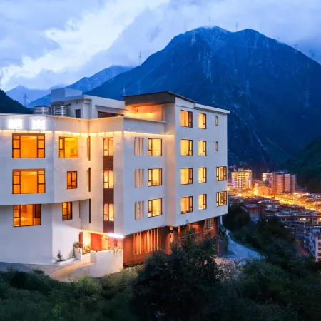 Shiwai Qilan Homestay (Kangding Love Song Square Liuliu City)