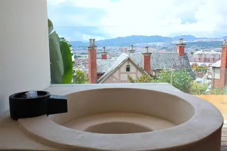 Myanmar Overseas Chinese Hot Spring Private Hot Spring Inn Отели рядом с достопримечательностью «Beihai Wetland»