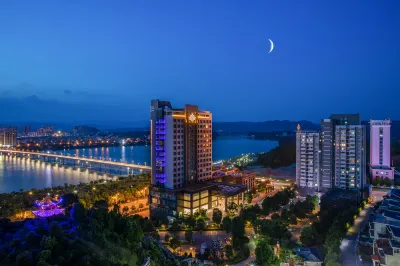 Maple Leaf Garden Hotel Отели рядом с достопримечательностью «Памятник отправки Красной Армии КПК»
