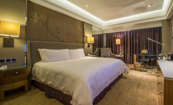 The middle room features a large bed with a sitting area and table on each side at Boyue Hotel Shanghai Air China Hongqiao Airport