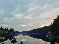 JAMES JOYCE COFFETEL Hotel  (Guling Street restaurant on Mount Lu Tramway platform)