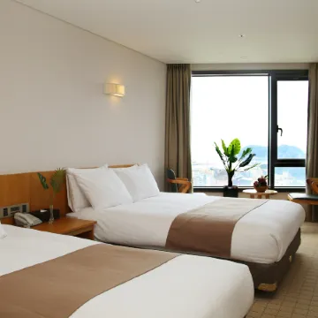 Jeju Hotel the M Отели рядом с достопримечательностью «Водопад Вонан»