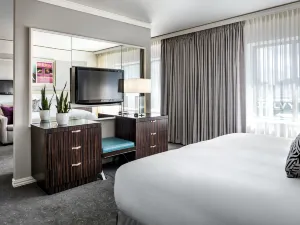 Vogue Hotel Montreal Downtown, Curio Collection by Hilton