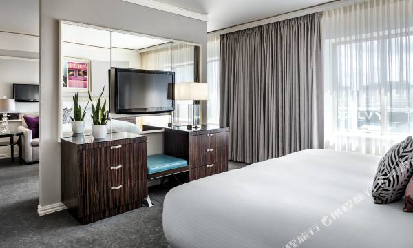 Vogue Hotel Montreal Downtown, Curio Collection by Hilton