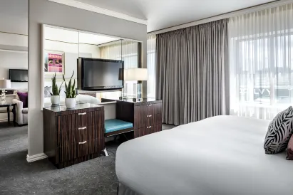 Vogue Hotel Montreal Downtown, Curio Collection by Hilton