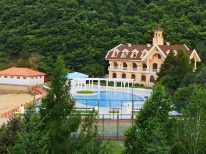 Xuexiang Lakeside Resort Hotel