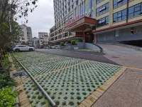 維納斯國際飯店（梧州白雲山龍母廟店） - 停車場