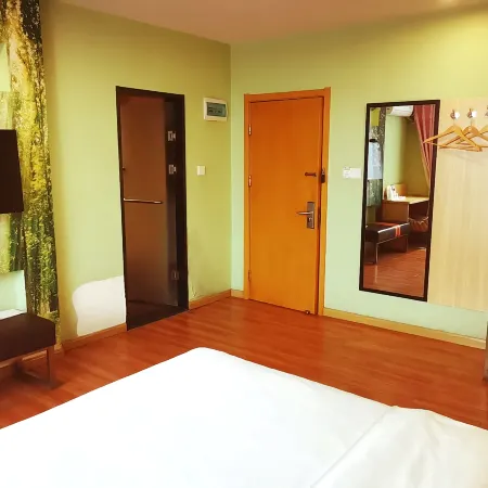 7Days Inn Hotel (Lüliang Xiaoyi Wanda Plaza Municipal Government)
