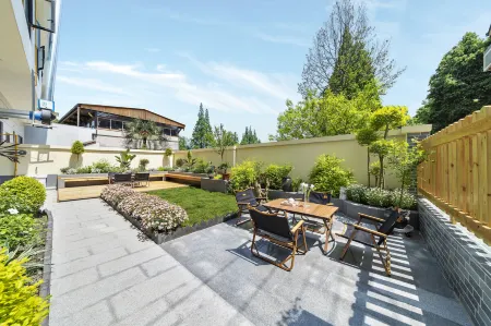 Qingcheng Mountain Town Mountain and Island B&B